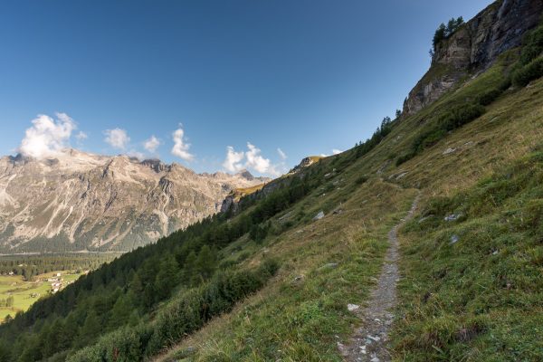 Schmaler Weg im steilen Hang nach Marmorè