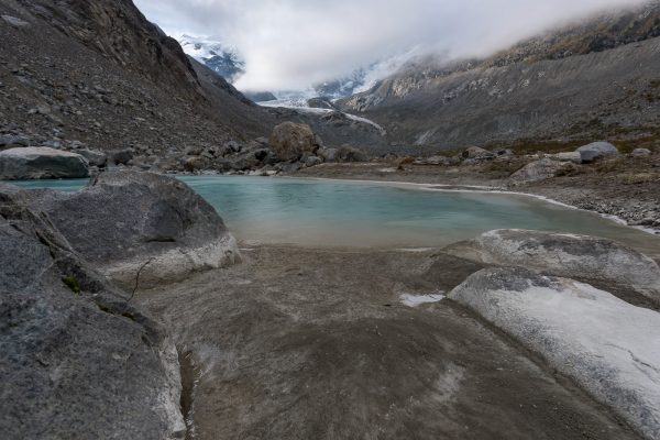 leicht gefrorener Gletschersee im Val da Morteratsch