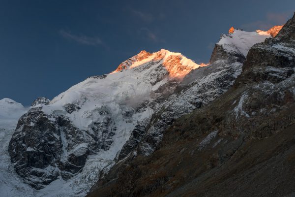 Biancograt und Piz Bernina im ersten Morgenlicht