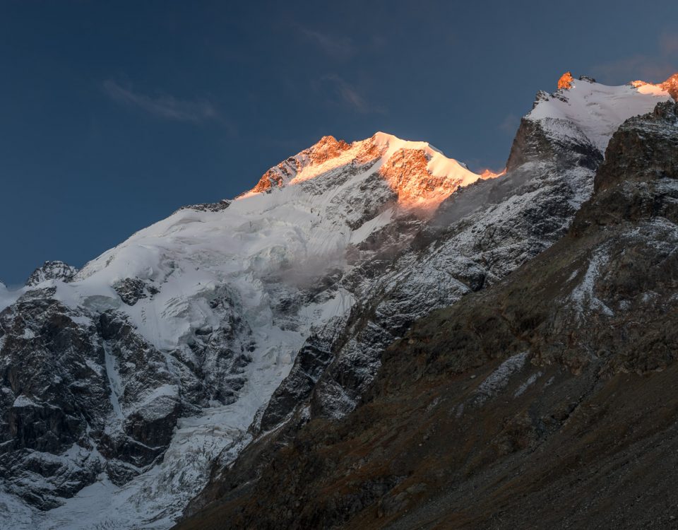 Biancograt und Piz Bernina im ersten Morgenlicht