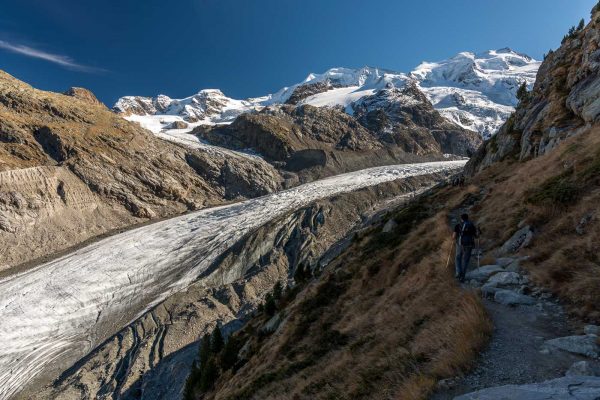 Weg zur Bovalhütte hoch über dem Gletscher