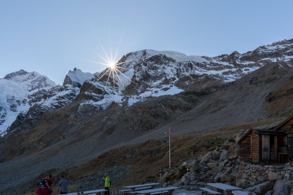 Letzte Sonnenstrahlen auf der Terrasse der Bovalhütte