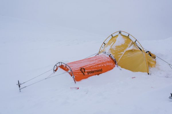 Verschneites Polarmondzelt