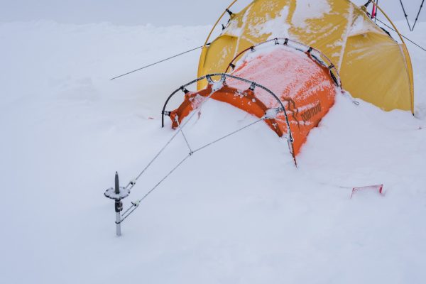 Schneeansammlung ums Zelt