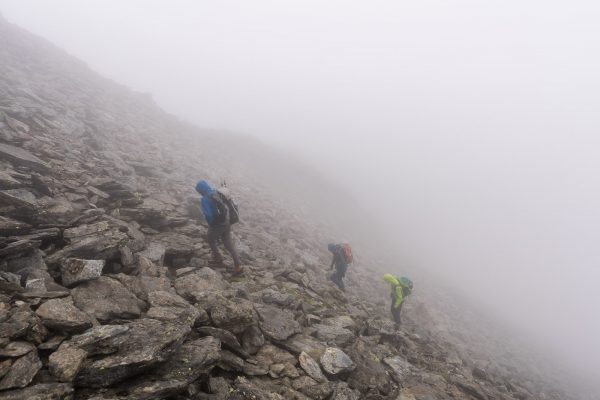 Durch den Nebel zum Gipfel