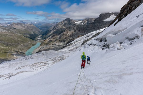 Abstieg über eine steile Gletscherpartie