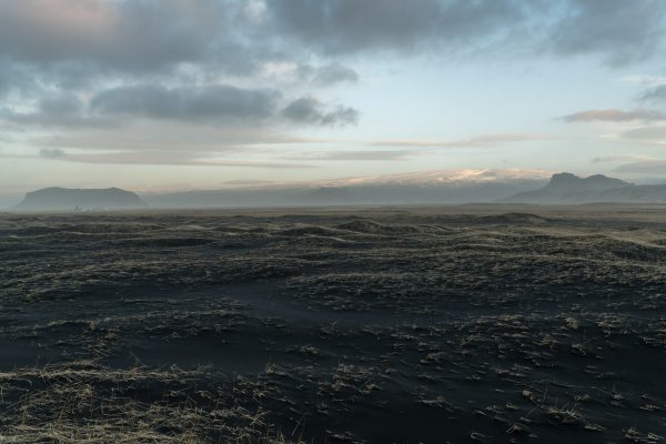 Sanddünen mit dem Mýrdalsjökull im Hintergrund