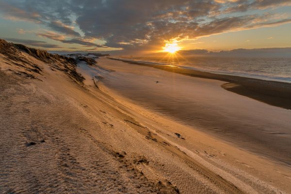 Sonnenaufgang am schwarzen Strand