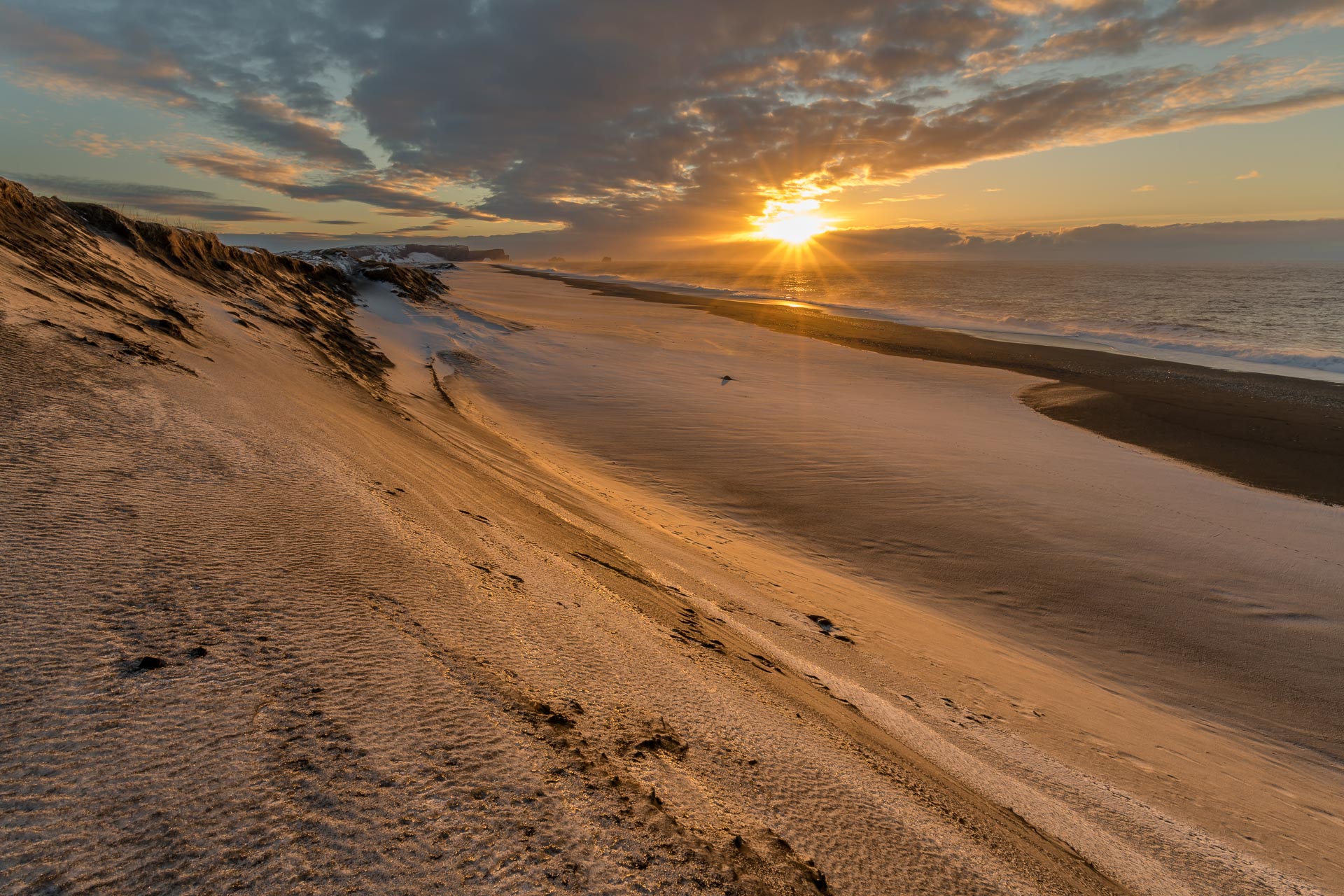 Sonnenaufgang am schwarzen Strand