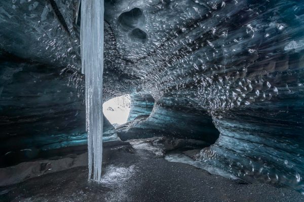 Gletscherhöhle mit gefrorenem Wasserfall