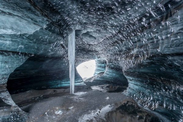 Gletscherhöhle mit gefrorenem Wasserfall