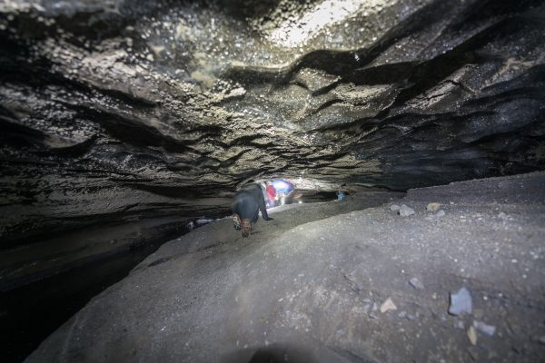 Kriechen durch die zweite Höhle