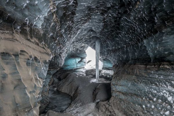 Gletscherhöhle mit gefrorenem Wasserfall