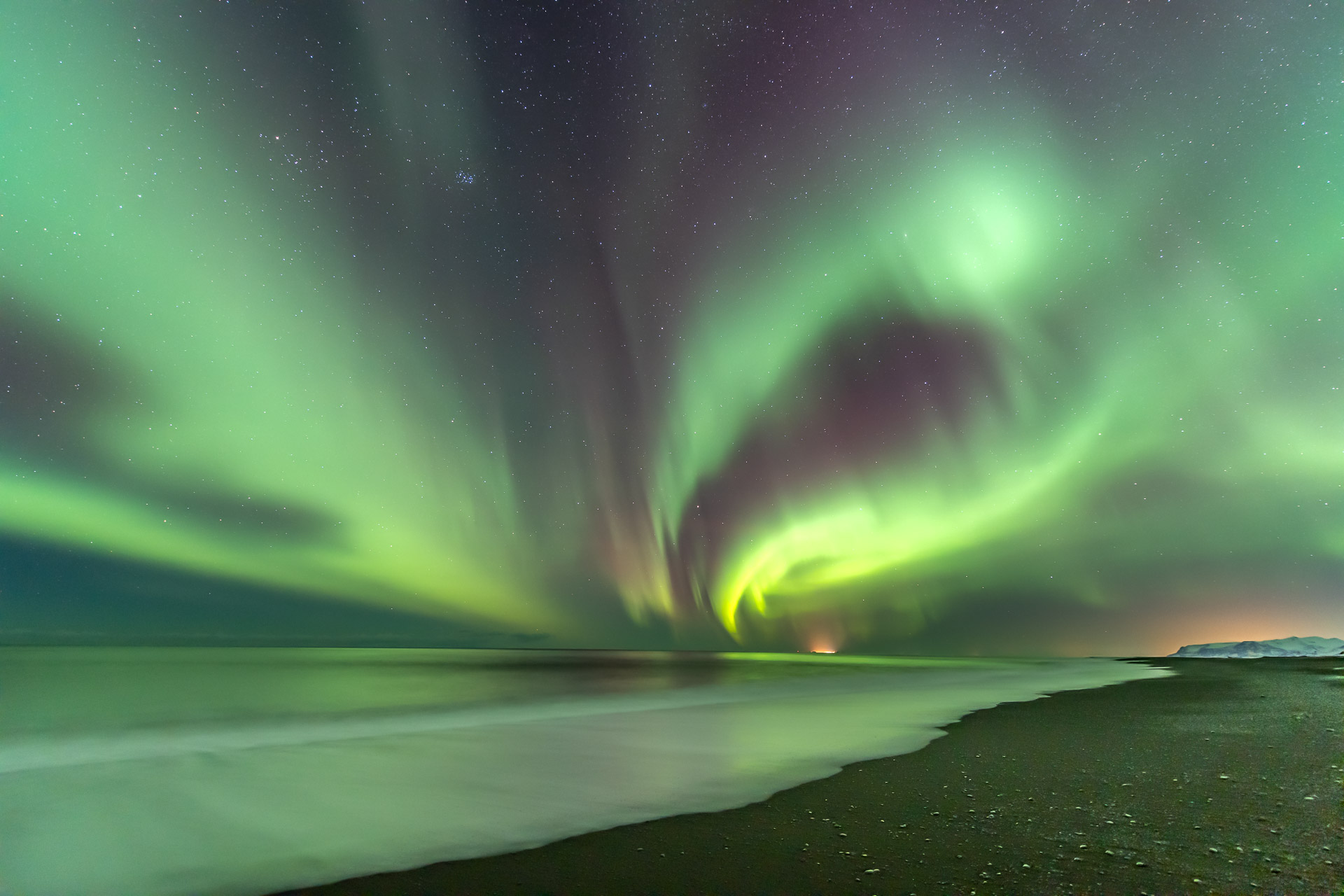 Nordlichter über den Vestmannaeyjar Inseln