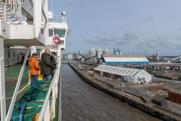 Einfahrt in die Schleuse in Liverpool