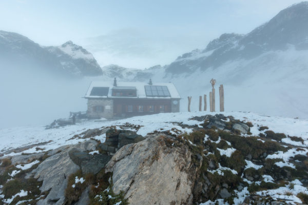 Morgennebel um die Hütte