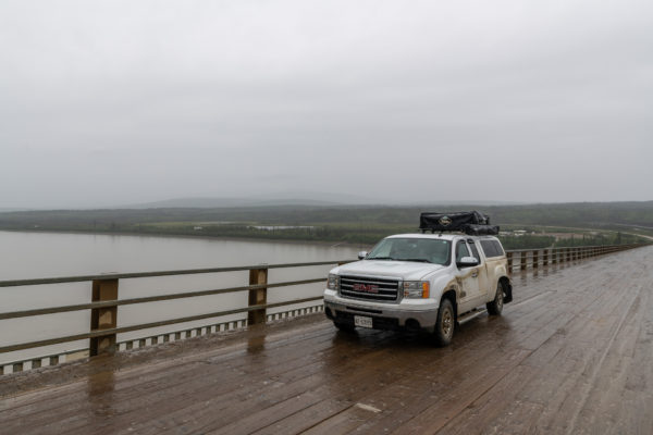 Graue Aussicht auf den Yukon