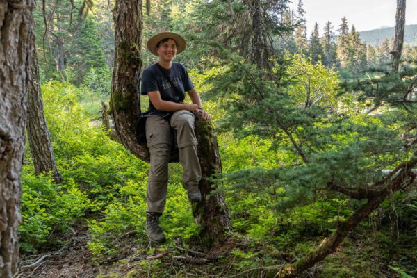 Rebecca hat einen Stuhl im Wald gefunden