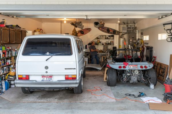 John in seiner VW Werkstatt