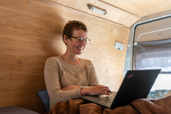 Stacy in ihrem fahrenden Büro