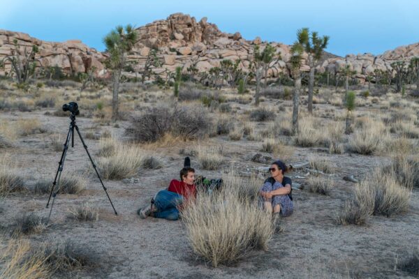 Stacy und Emily am Abend im Joshua Tree Nationalpark