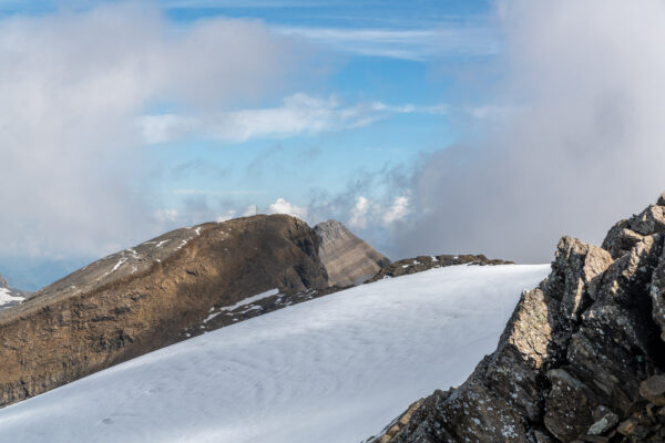 Das Vrenelisgärtli taucht aus den Wolken aus