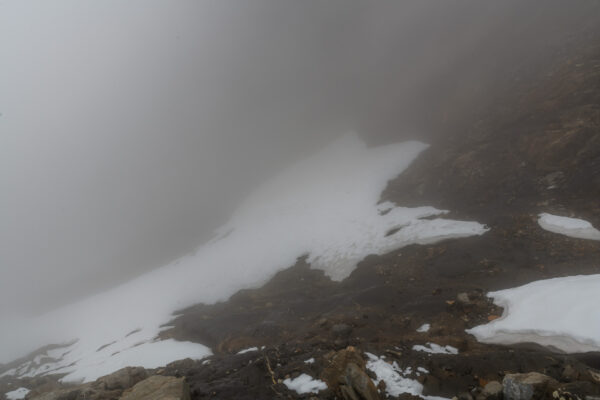 Absteig ins neblige obere Couloir