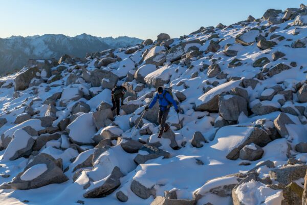 Wandern über verschneite Blockfelder