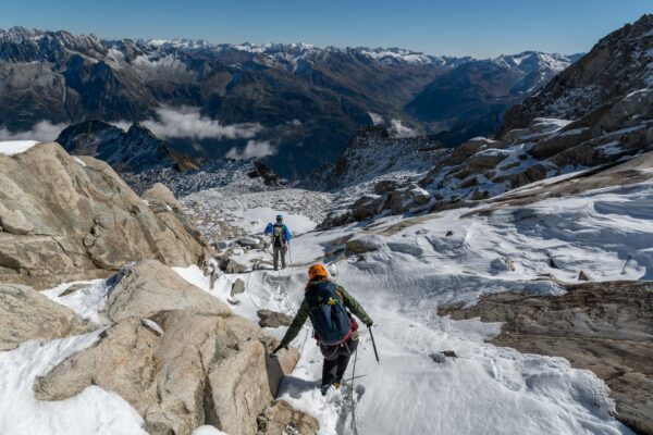 Abstieg durch den Schnee