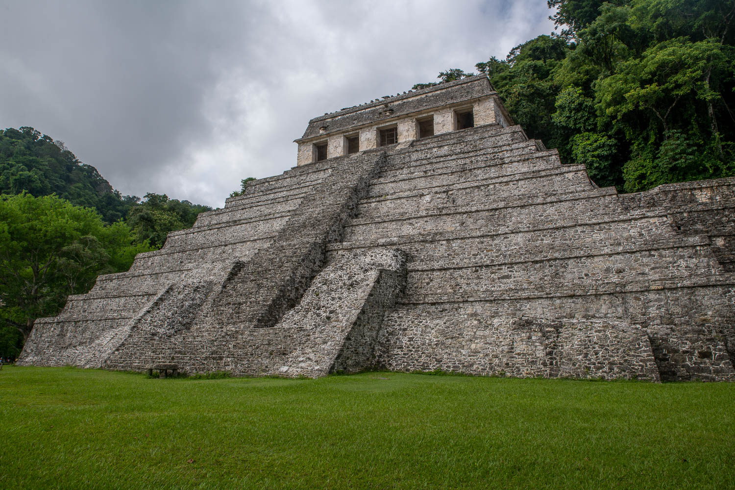 Der Tempel der Inschrift wurde Ende des 7. Jahrhunderts als Grabmal fü Pakal der Grosse errichtet.