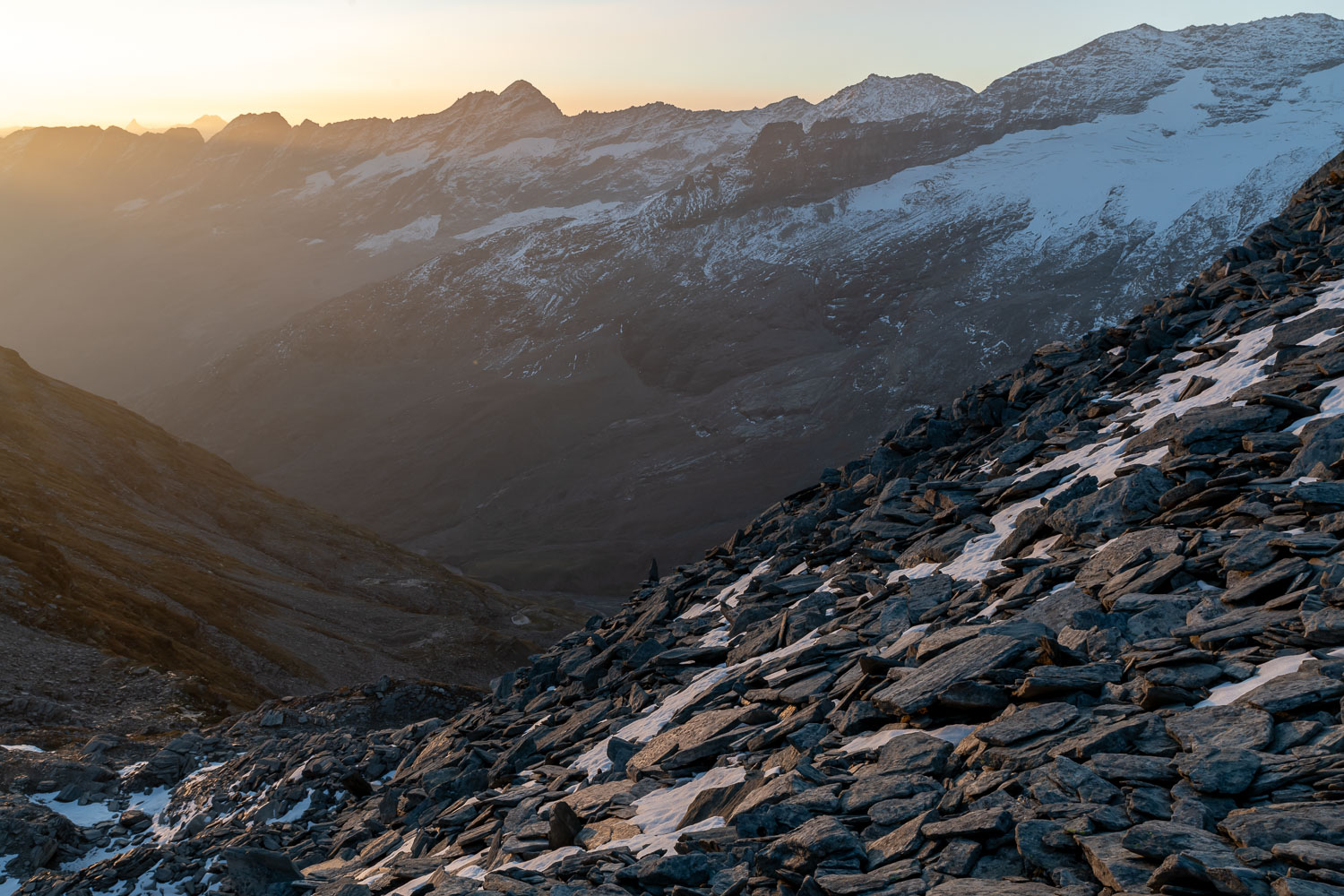 Die ersten Sonnenstrahlen beim Aufstieg.